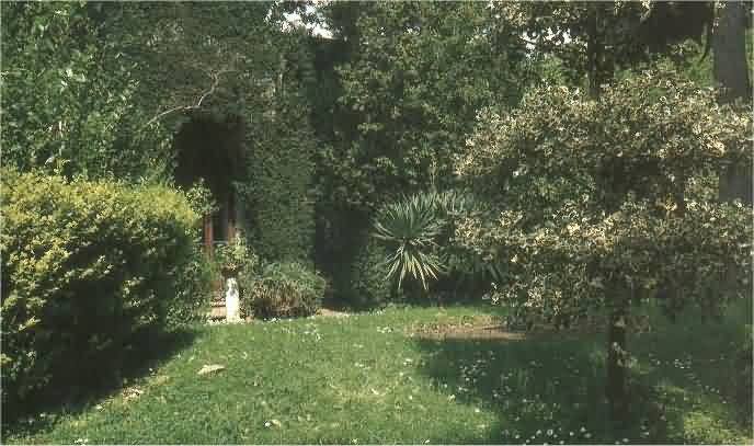Nel giardino segreto c' una piccola porta misteriosa...